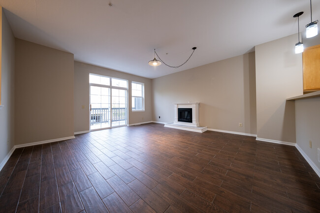 Building Photo - 8107 Oakview Dr N