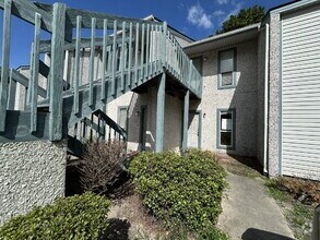 Building Photo - 910 Brett Dr