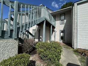 Building Photo - 910 Brett Dr