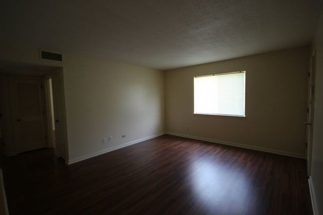 Building Photo - 3328 Pinewood Ave