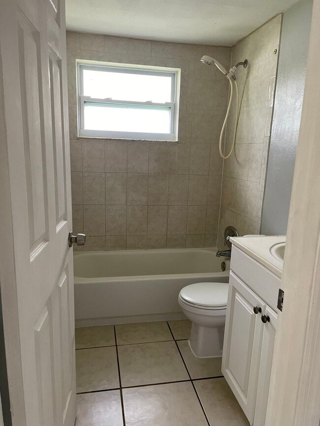 Building Photo - 2/1 Close to Downtown New Port Richey