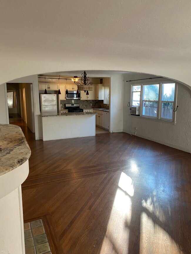 Building Photo - 6448 Lindenhurst Ave