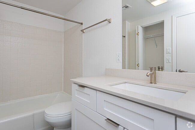 1BR, 1.5BA - 737SF - 1643 Josephine