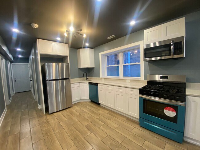 Building Photo - 1845 S Springfield Ave