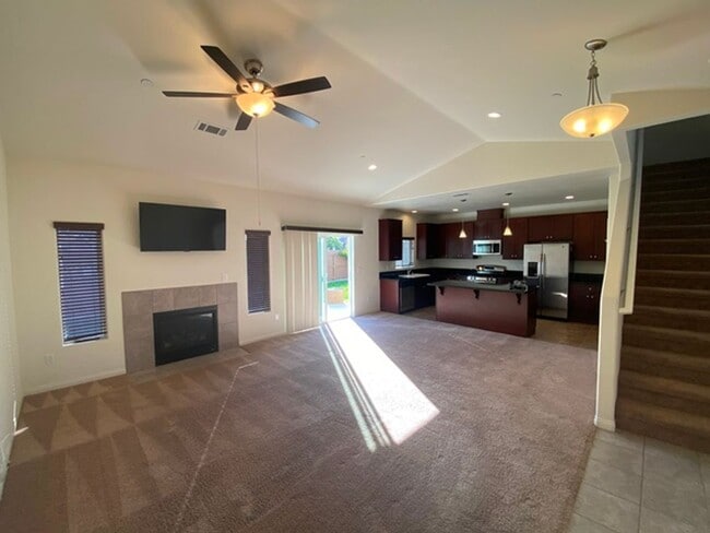 Building Photo - Like New 4 Bedroom Home in Heritage Square