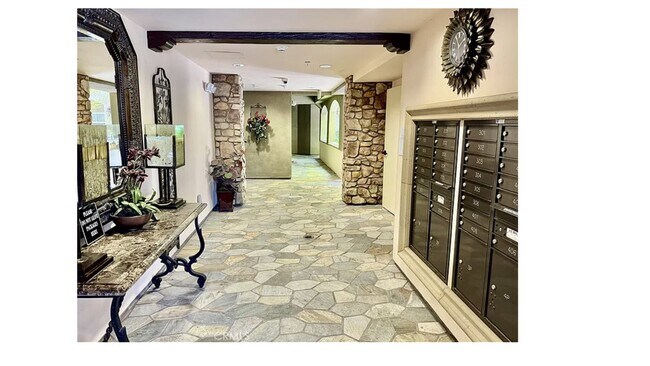 Entrada - 13200 Moorpark St