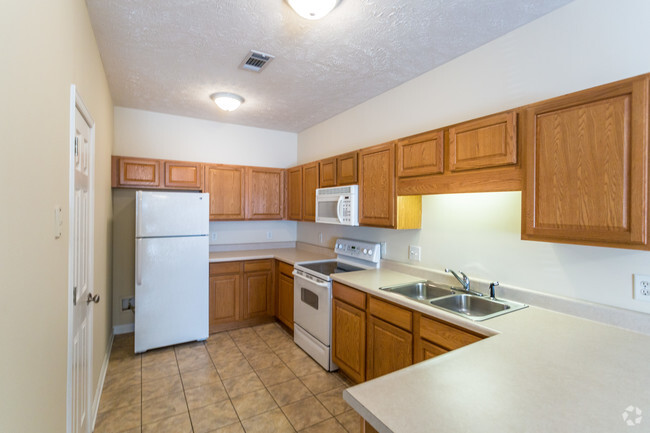 2BR, 2BA - 928 SF - Kitchen - Crosswinds Condominiums