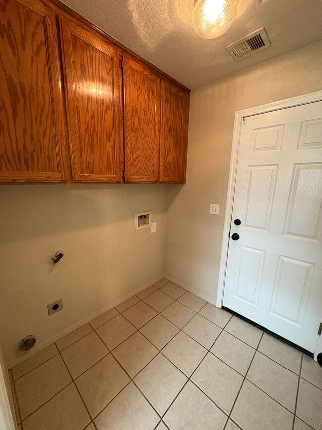 Building Photo - NW Visalia home available now!