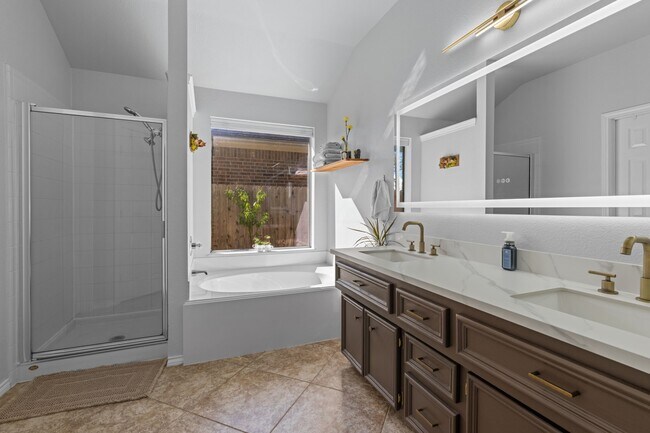 Foto del edificio - 12304 Shady Brook Dr