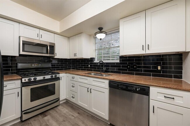 Foto del edificio - 6107 Bullard Dr