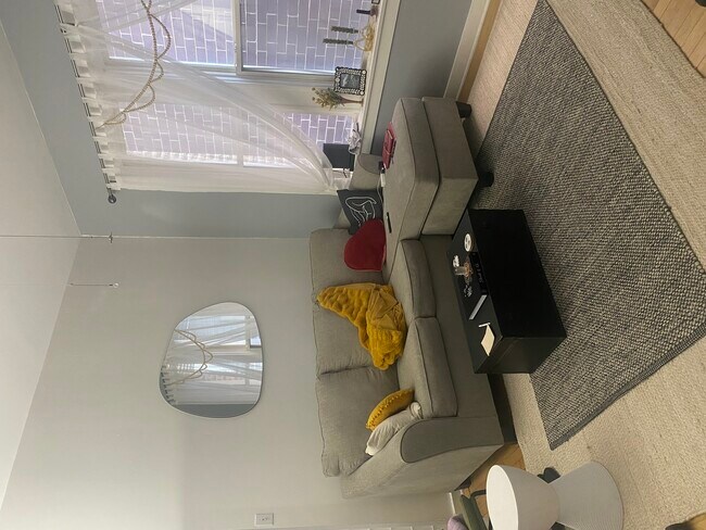 Foto del edificio - 2131 W Division St