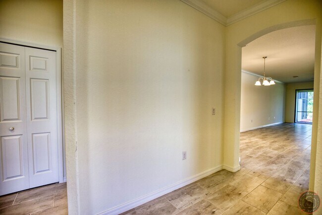 Foto del edificio - Annual Unfurnished Rental: 2 Bedrooms plus...