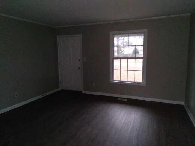 Building Photo - 3 Bedroom, 1.5 bath house with one car garage