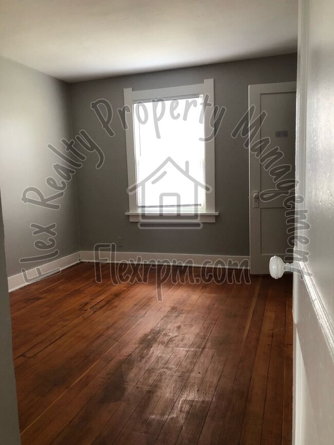 Building Photo - 1/2 off 1st month.....New on The Market....located minutes from the University.