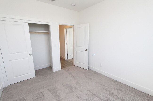 Building Photo - Well maintained 3-bedroom, 2-bathroom home.