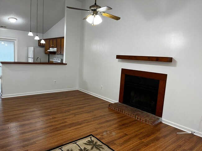 Foto del edificio - This Duplex is All About Location Location Location!