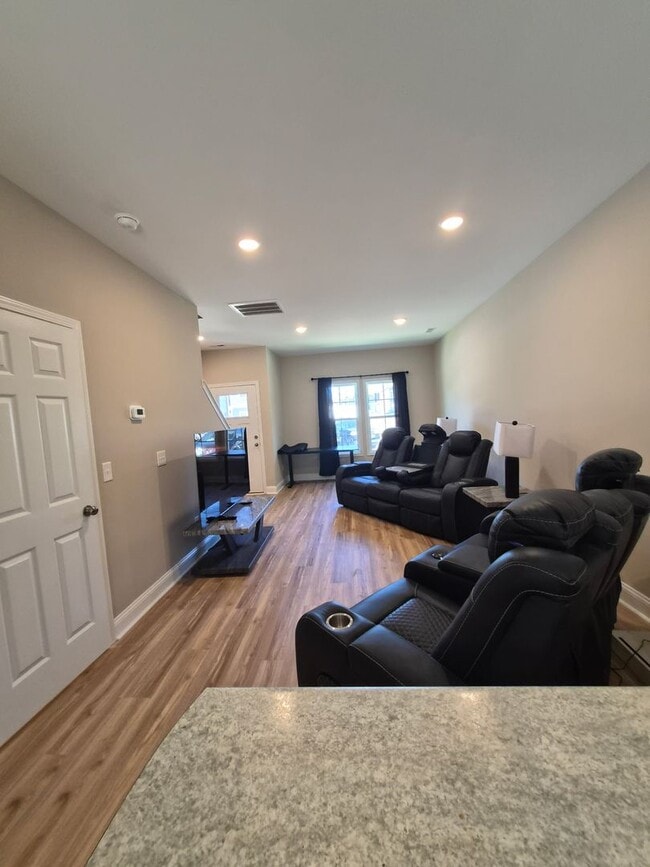 Building Photo - 187 Loren Rd