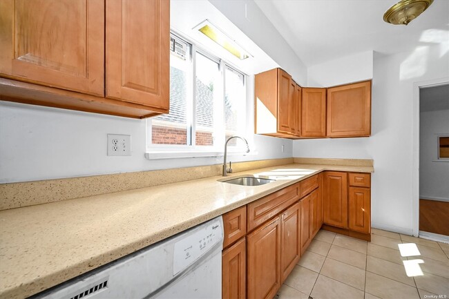 Foto del edificio - 84-40-84150 150th St