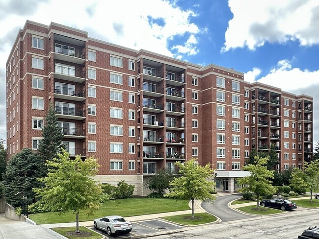 Building Photo - 5555 N Cumberland Ave