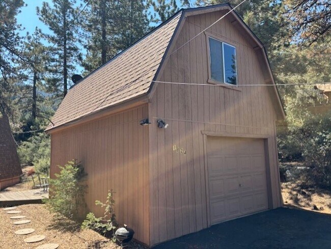 Building Photo - Clean 1 Bedroom / 1 Bathroom House in Pine...