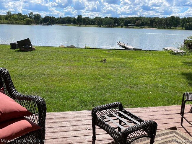 Foto del edificio - 5111 Elizabeth Lake Rd