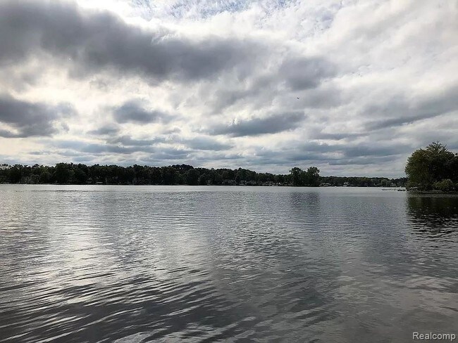 Foto del edificio - 8366 Lagoon St