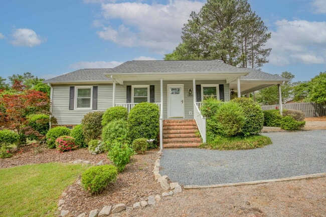 Building Photo - "Charming 3-Bedroom Home in Pinehurst with...