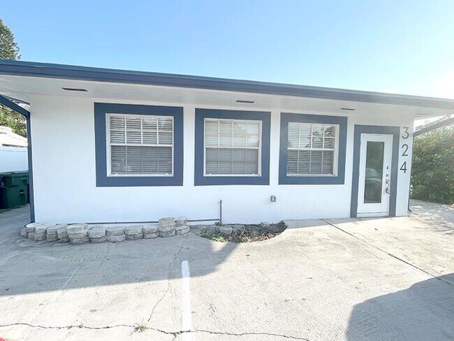 Foto del edificio - 324 SW 22nd St