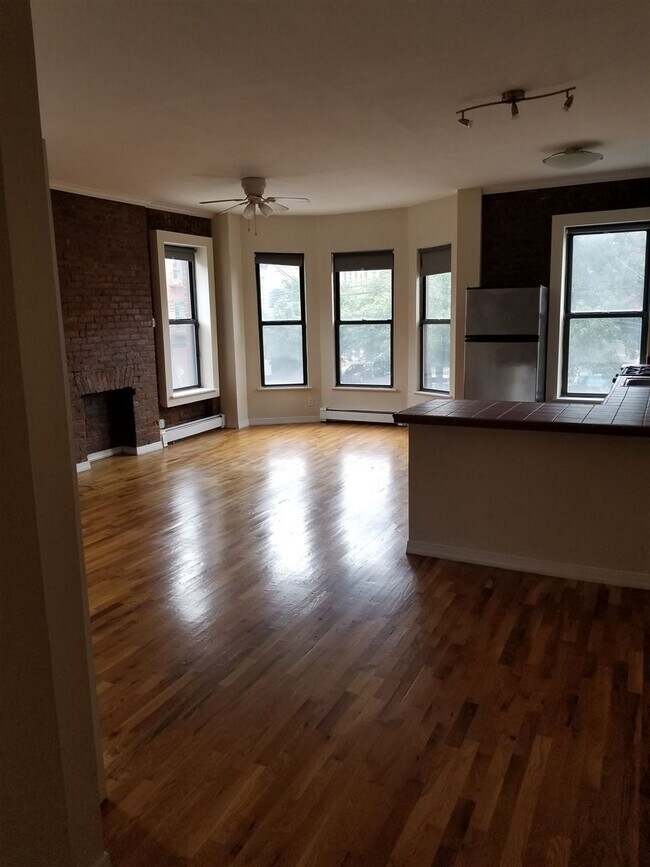 Building Photo - 437 Jersey Ave