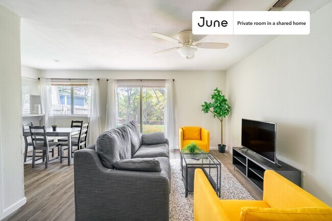 Building Photo - Private bedroom in 3 bed/1.5 bath Home