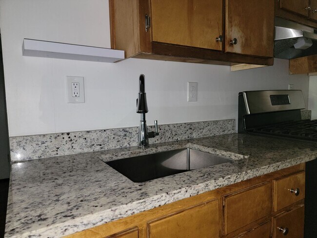 Building Photo - Renovated - Minutes ATL, East Point, Colle...