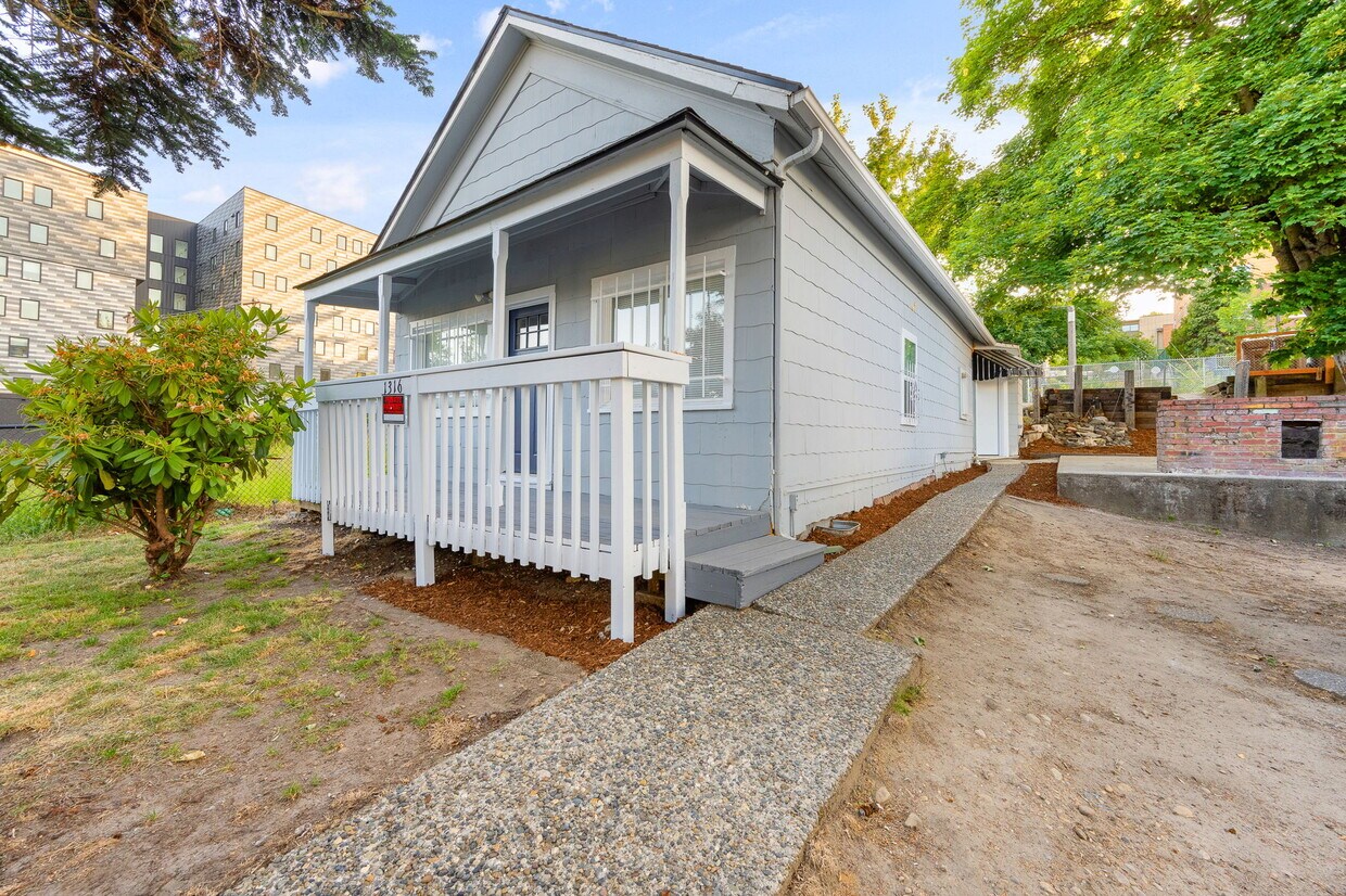 Foto principal - 1316 Tacoma Ave S