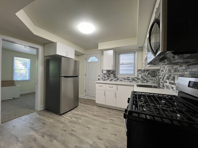 Building Photo - Now showing - 3BR 1.5 bath house in Souths...