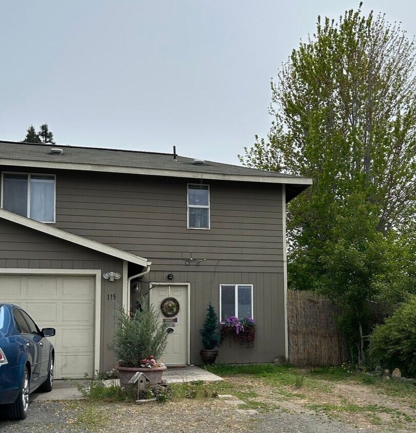 Primary Photo - MF076-Short Ave Duplex-Gaerisch