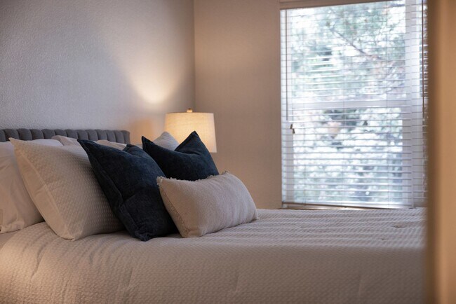 Foto del edificio - Stay Cool and Cozy in this Modern Townhome with 2-Car Garage and Great Open Space Access