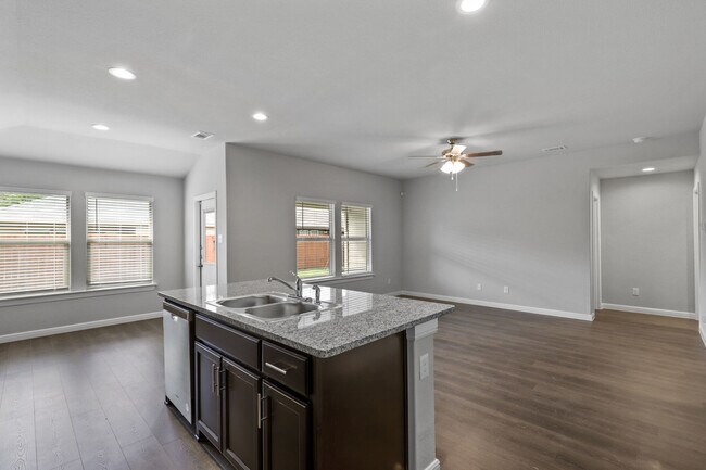 Building Photo - 313 Seclusion Dr