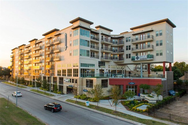 Building Photo - 1520 E Memorial Dr