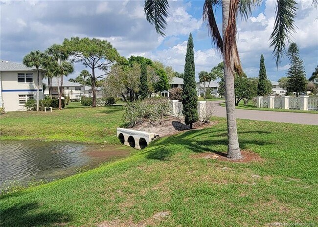 Foto del edificio - 1524 SE Royal Green Cir