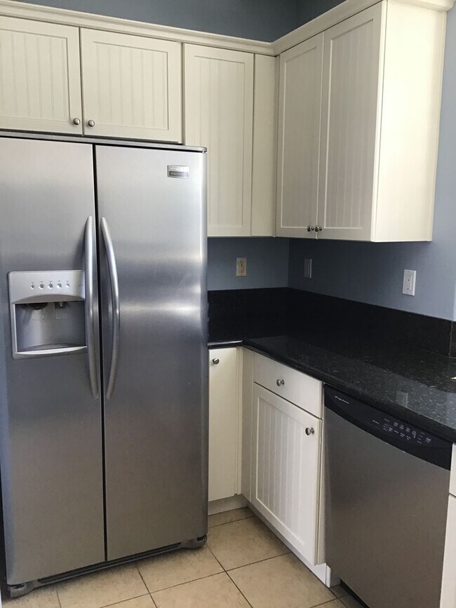 Building Photo - 3 Story, 2 bedrooms, 3 bathrooms with a De...