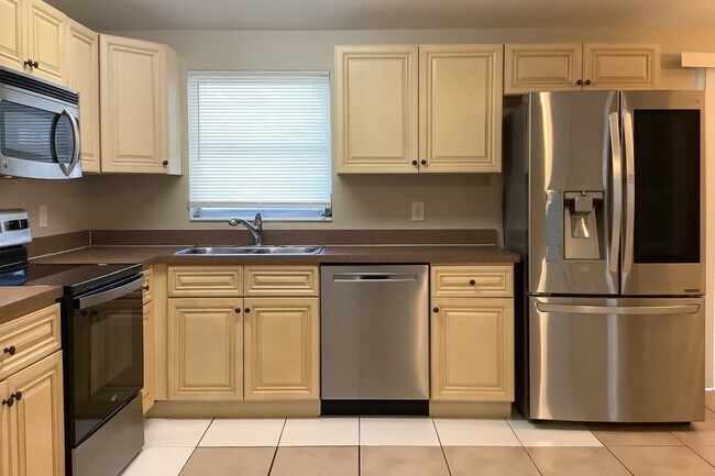Building Photo - 1110 E Camellia Dr
