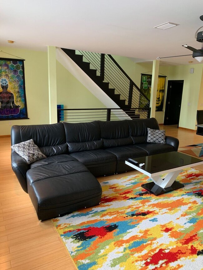 Foto del edificio - Amazing Non-Furnished 3 story contemporary 4 bedroom, 3 1/2 bathroom, 2 car garage Rental NEAR DO...