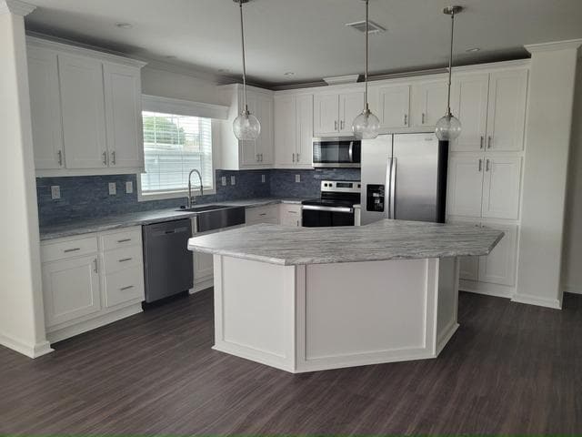 Building Photo - 2505 E Bay Dr