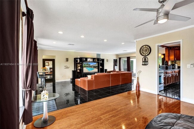 Foto del edificio - 1155 S Biscayne Point Rd