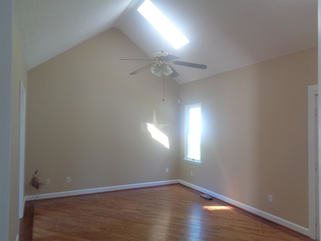 Foto del edificio - 6129 Powell Ridge Rd