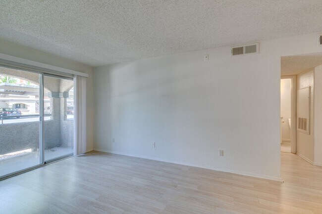 Foto del edificio - First Floor Condo In Meadows Community