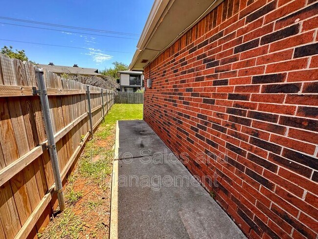 Foto del edificio - 7210 Kings Manor Ct