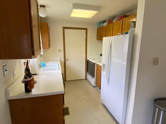 Building Photo - 813 Horseshoe Dr