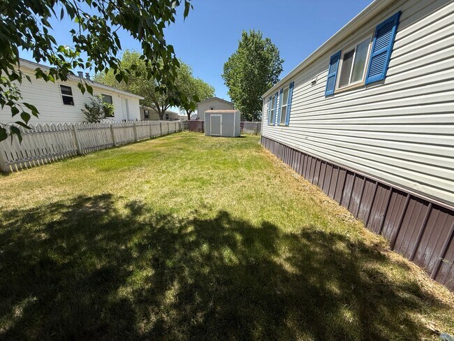 Foto del edificio - 3 Bed 2 Bath Mobile Home with Storage Shed...