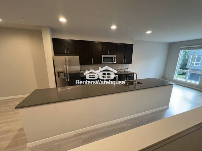 Spacious Townhome in Lynnwood Available Now! - Spacious Townhome in Lynnwood Available Now!