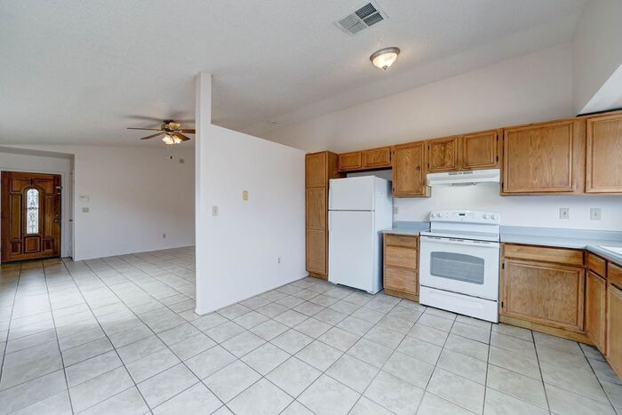 READY TO VIEW NOW! -Brand New Carpet & Pai... - READY TO VIEW NOW! -Brand New Carpet & Pai...